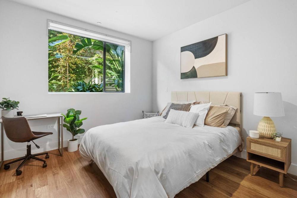 Bright 1BR with Patio Near DTLA